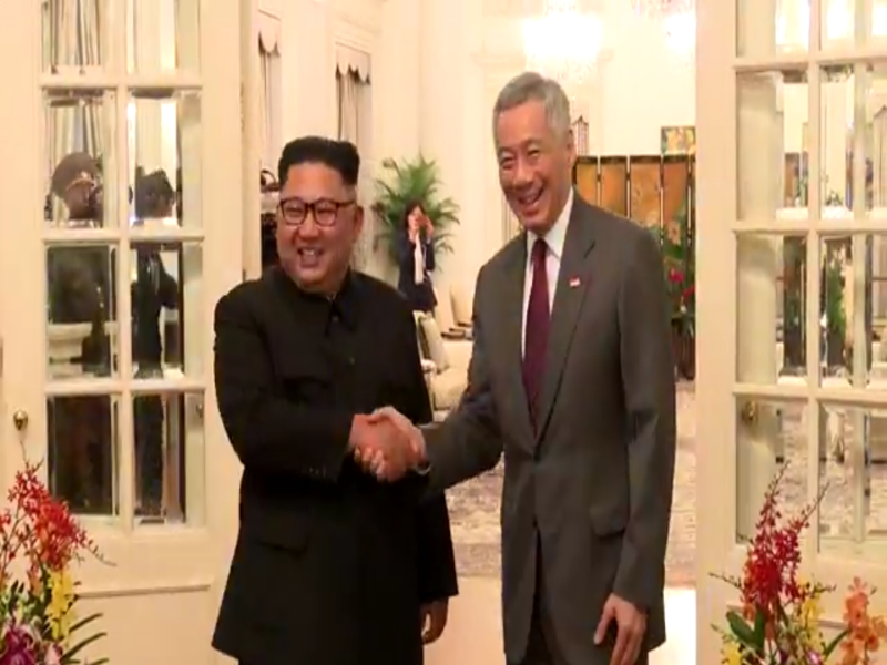 北韓領導人金正恩今天抵達新加坡後，傍晚6時30分拜會新加坡總理李顯龍，兩人握手合照，隨後展開會談。   圖：翻攝自李顯龍臉書