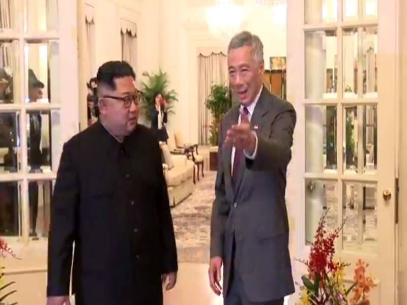12日登場的川金會，是美國和北韓在位領導人首度會面。李顯龍（右）指出，這場峰會有可能為朝鮮半島開啟新的發展道路。
   圖：翻攝自李顯龍臉書