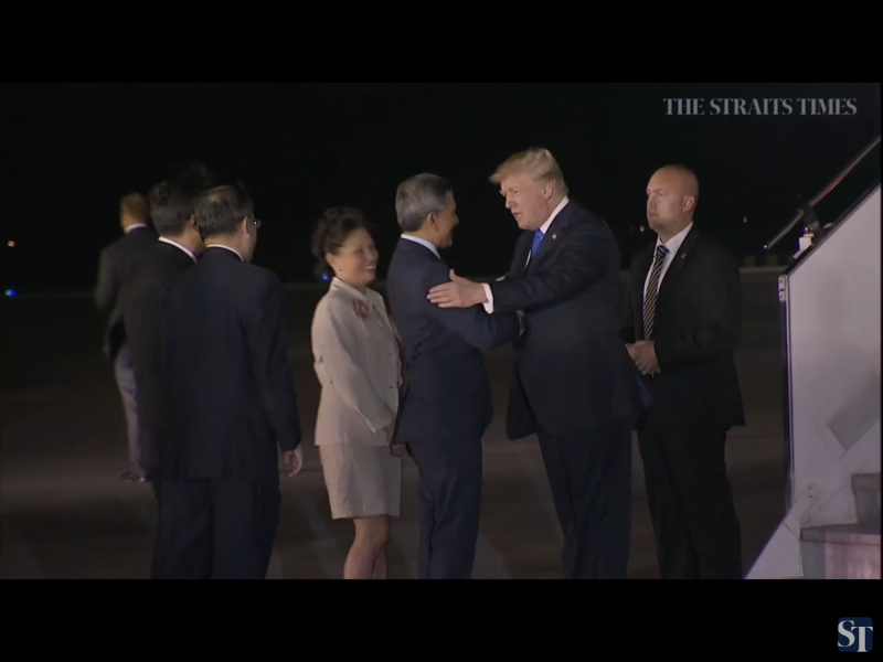美國總統川普（右2）晚間抵達新加坡，他在步出機門後，受到新加坡官員的熱烈歡迎。   圖：翻攝自Youtube