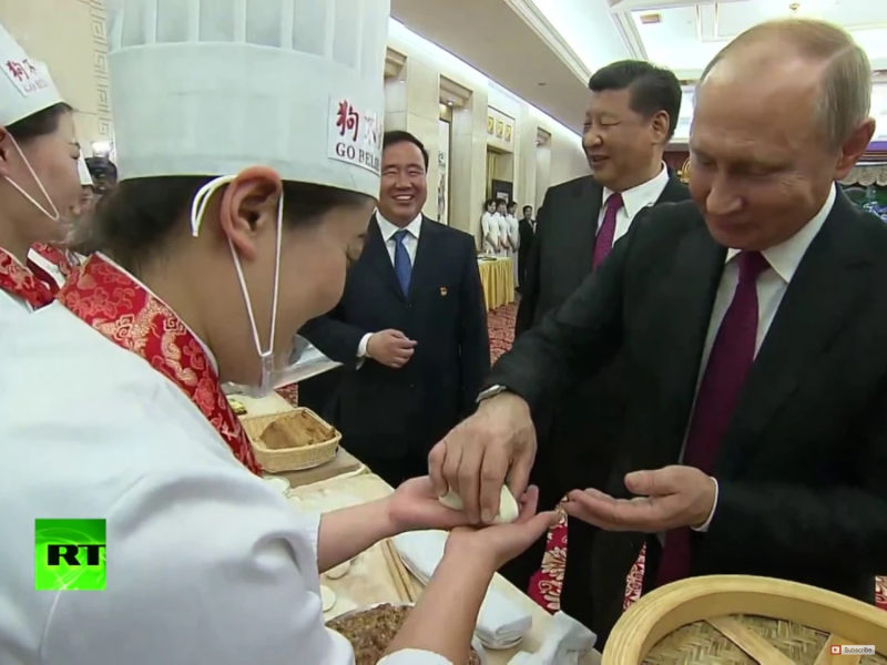 蒲亭訪問天津時，試做天津小吃煎餅果子和狗不理包子，當時中國國家主席習近平在一旁陪同。   圖：翻攝自Youtube