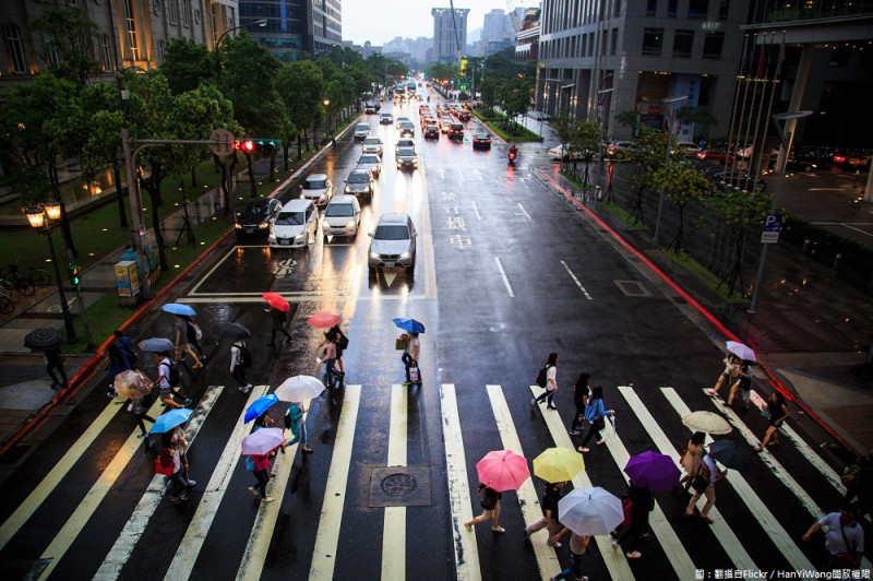 除了連江及金門外，全台皆發布大雨特報，有外出計畫的朋友記得帶上雨具，並遠離山區及溪流以策安全。   圖：翻攝自Flickr／HanYiWang開放權限