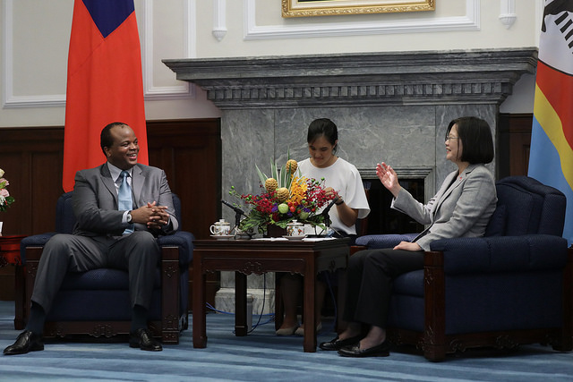 史瓦帝尼國王恩史瓦蒂三世（左）8日訪問台灣，與總統蔡英文（右）會面，討論未來合作及貿易。   圖：翻攝總統府官網