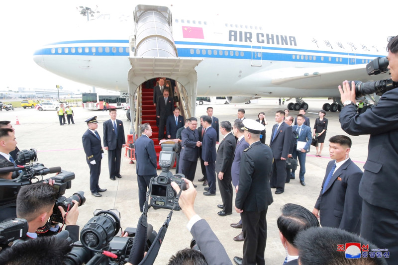 金正恩抵達新加坡機場，背景是他搭乘的中國國航專機。   圖：達志影像/路透社