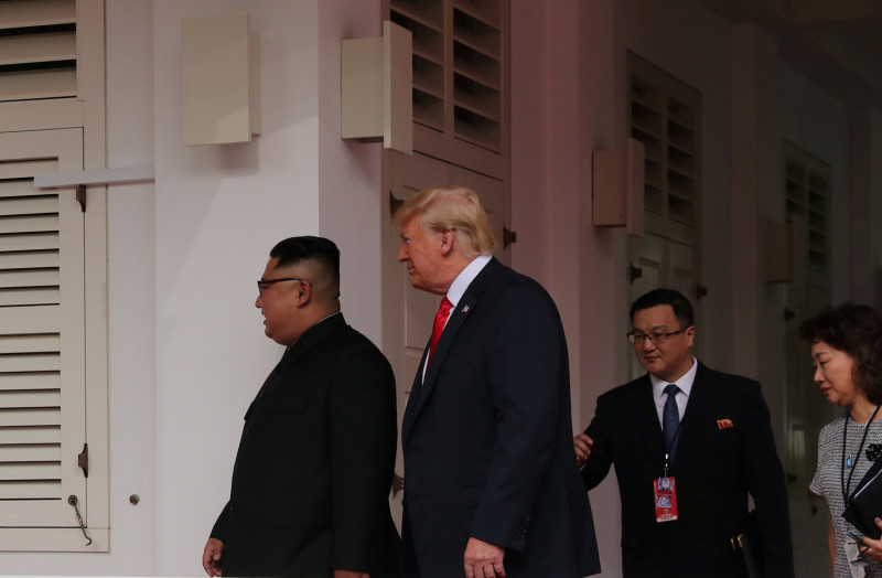 北韓領導人金正恩（左1）和美國總統川普（左2）一前一後，走進美朝峰會會場新加坡聖淘沙嘉佩樂飯店內，準備闢室密談。預計兩人會談2個小時後，雙方官員再加入一起討論。   圖：達志影像/路透社