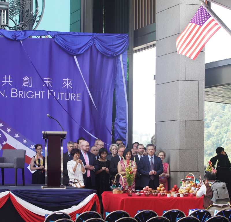美國在台協會台北辦事處處長梅健華率官員手持馨香，在供桌前舉行台灣傳統的入厝儀式。   圖：張良一/攝