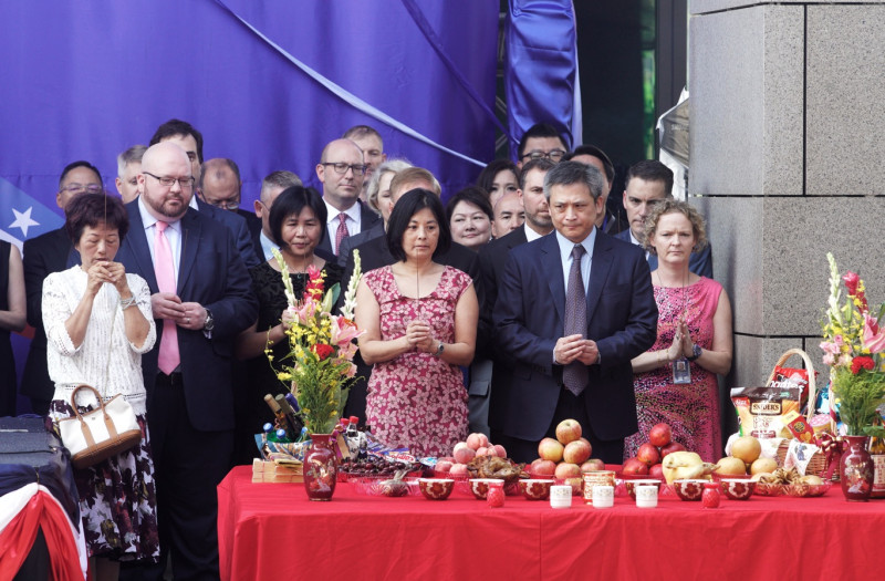 美國在台協會台北辦事處處長梅健華率官員手持馨香，在供桌前舉行台灣傳統的入厝儀式。   圖：張良一/攝