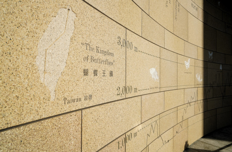 美國在台協會台北辦事處新館的蝴蝶迴廊。   圖：張良一/攝