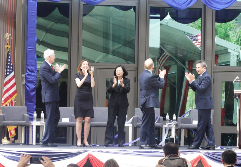 蔡英文總統、美國務院助理國務卿羅伊斯、美國在台協會理事長莫健、台北辦事處長梅健華等人為新館揭幕。   圖：張良一/攝