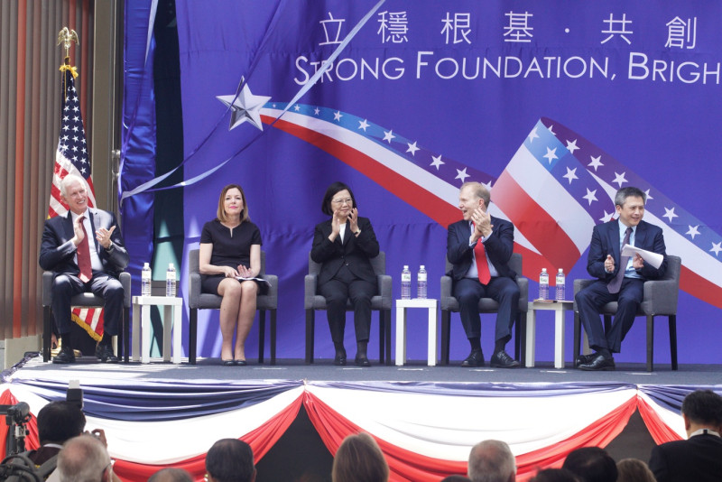 蔡英文總統、美國務院助理國務卿羅伊斯、美國在台協會主席莫健、台北辦事處處長梅健華等人出席新館落成典禮。   圖：張良一/攝