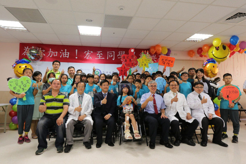 王宏至全班同學到醫院舉行畢業典禮，希望他早日康復。   圖 : 亞大醫院/提供