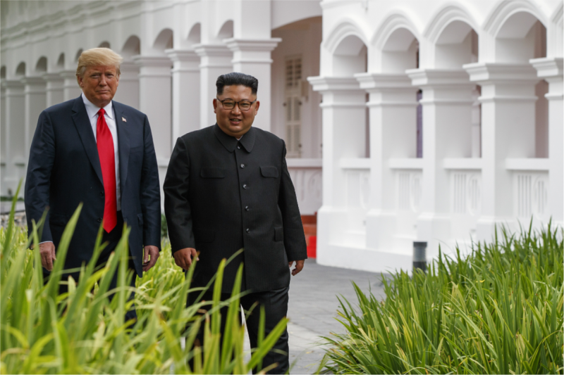 美國總統川普和北韓領導人金正恩結束上午議程，並共進工作午宴後，兩人就地在會場所在的新加坡聖淘沙嘉佩樂酒店散起步來，神情輕鬆。   圖：達志影像/美聯社