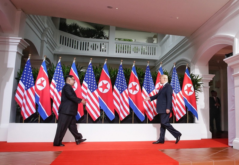 美國總統川普（右）與北韓領導人金正恩（左）12日上午約9時4分於新加坡會面，兩人互相問候，隨後握手合照，實現雙方領導人73年來的破冰一握。   圖 : 新加坡通訊及新聞部/提供
