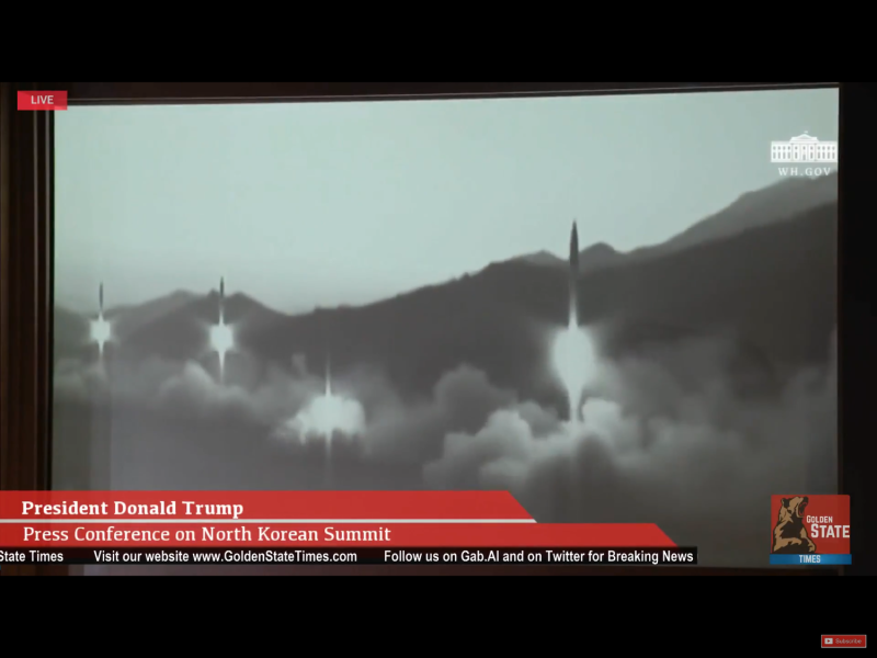 配音接著說「是要回到過去」時，出現北韓核試與飛彈試射畫面，接著問到「還是要創造未來」。   圖：翻攝自白宮網站直播畫面