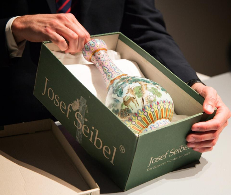 18世紀清代乾隆皇帝時期花瓶12日在巴黎以約新台幣5億7000萬元高價落槌。   圖：翻攝Sotheby's臉書