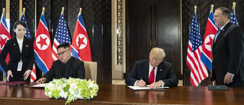 美國總統川普與北韓領導人金正恩昨天在新加坡會晤，並簽署聯合聲明。川金會前一項民調顯示，近半數美國民眾認為川普能面對北韓的威脅，但是否能讓北韓全面非核化則存疑。   圖：翻攝自川普twitter