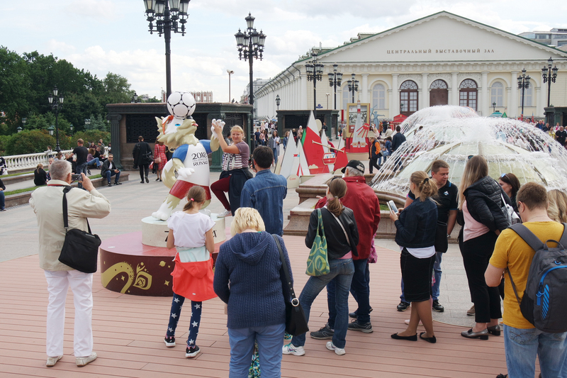2018世足賽即將在14日開踢，各國球迷已陸續抵達俄羅斯。首都莫斯科市中心馬涅茲尼亞廣場的世足吉祥物雕像，小狼扎比瓦卡，吸引遊客拍照留念。   圖：中央社