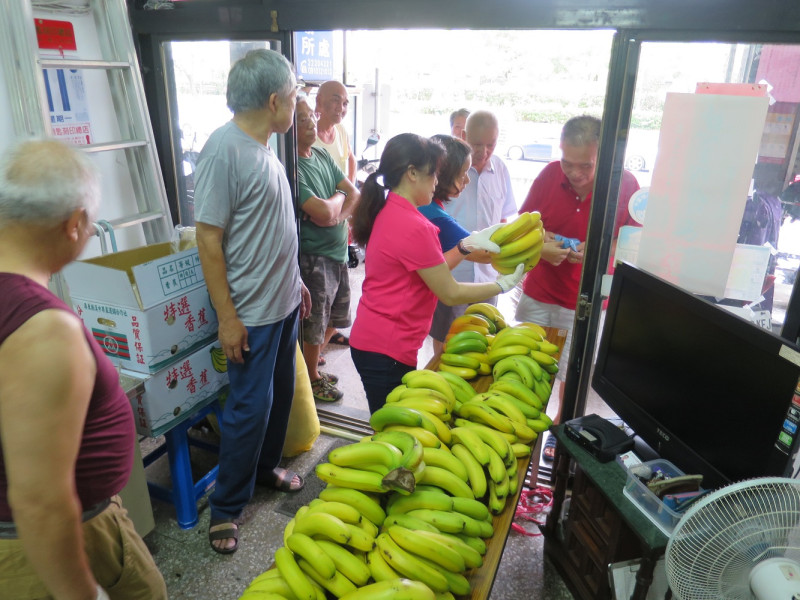 文山區興家里發送香蕉的情形。文山區為12區訂購數量最多的區，共計808箱。   圖：台北市民政局/提供