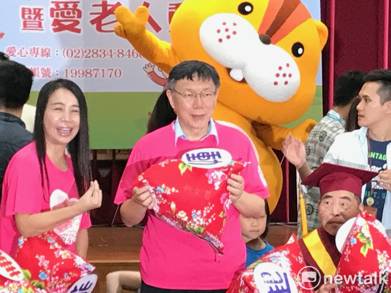 台北市長柯文哲下午出席「相親『香』愛過端午」關懷獨居長輩活動。   圖：周煊惠 / 攝