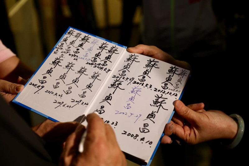 餐廳工作人員拿出一本簽名簿，上頭滿滿都是蘇貞昌的親筆簽名。   圖：蘇貞昌競選辦公室/提供