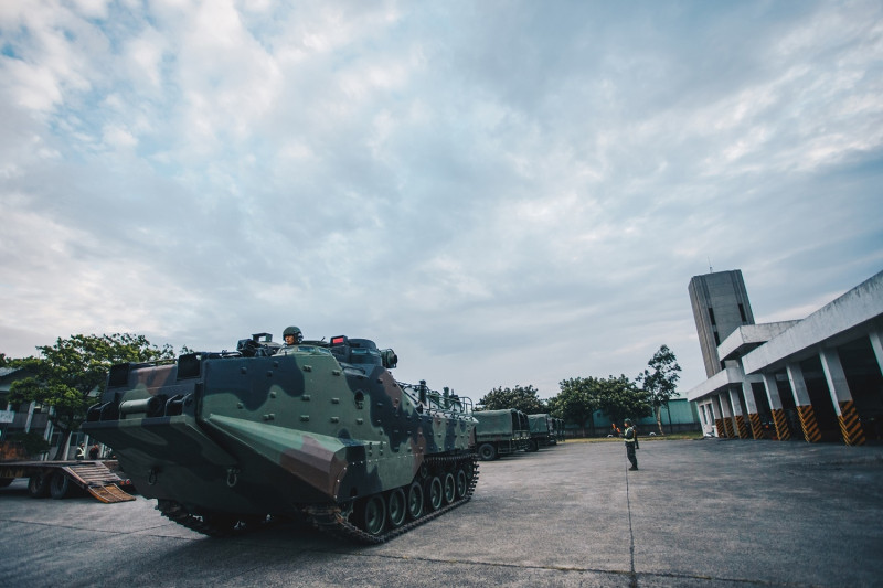 海軍陸戰隊AAV-7兩棲突擊車預置桃園下湖西營區。   圖：國防部提供