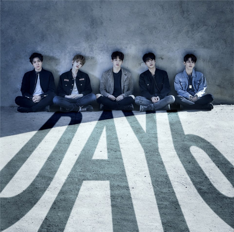 DAY6是韓國JYP娛樂於2015年推出的男子樂團，以Jae、晟鎮、Young K、元弼及度雲5位成員組成，由晟鎮擔任隊長。   圖：翻攝自 Day6 臉書專頁