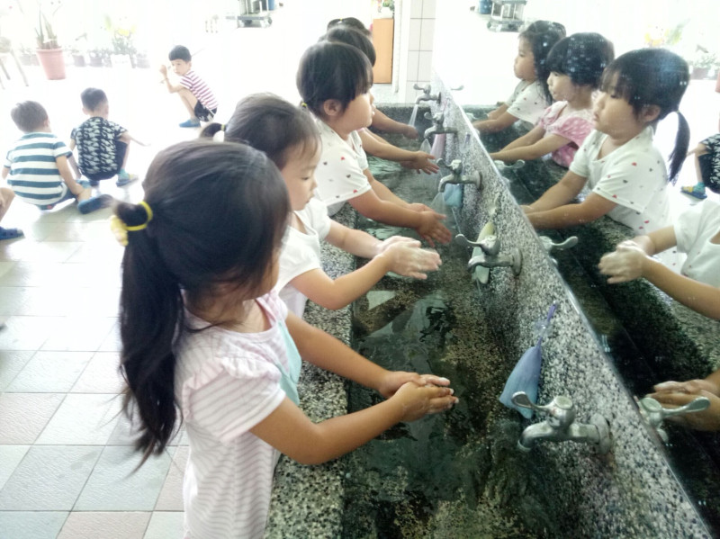 每年4-10月是腸病毒感染高峰期，衛生局提醒不論大人小孩，都要勤洗手，降低感染風險。   圖:桃園市政府衛生局/提供