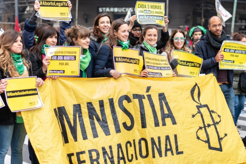 阿根廷婦女繫上綠圍巾等候在眾議院外，得知墮胎法案成功通過，相當興奮。   圖：翻攝國際特赦美洲組織官網
