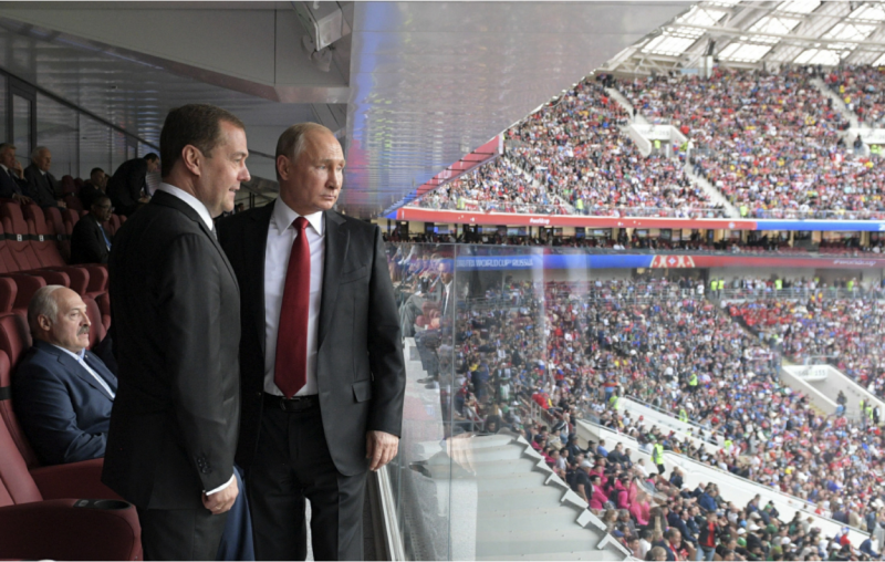 可容納8萬人的莫斯科「魯茲尼基」（Luzhniki）體育場，擠進爆滿的球迷，爭睹這場開幕戰。俄羅斯總統蒲亭（Vladimir Putin，右）親臨體育場主持開幕式，圖中為俄羅斯總理梅德維傑夫（Dmitry Medvedev），兩人身後坐著的是白俄羅斯總統盧卡申科（Alexander Lukashenko）。   圖：達志影像/美聯社