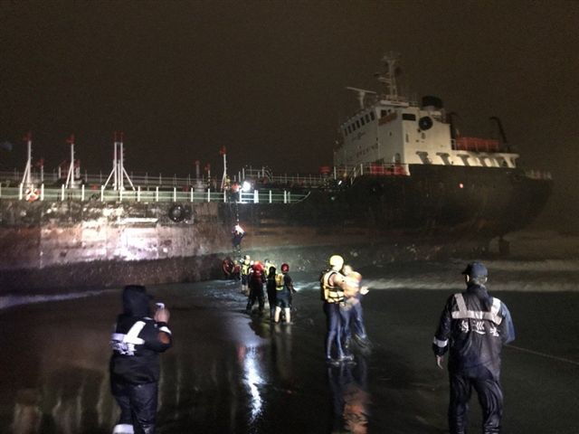 2艘油輪疑因海浪太大流錨擱淺，海巡署人員趕赴現場救援。    圖：海巡署/提供