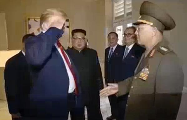 川普問候朝鮮代表團的幾名官員時，伸出手要與努光鐵握手，努光鐵卻向川普敬了個軍禮，川普向努光鐵回敬軍禮，然後兩人握手。   圖：翻攝自Youtube