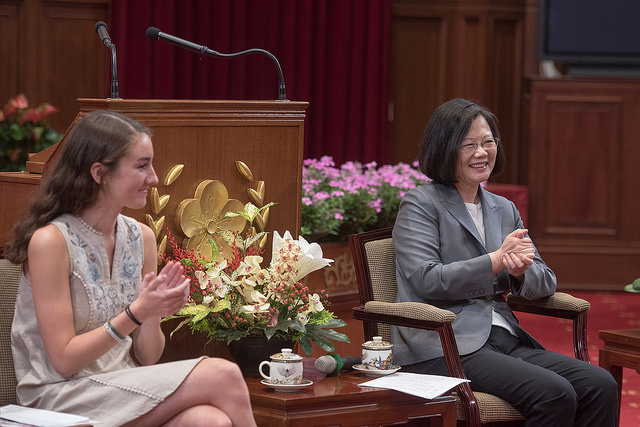 蔡英文總統期待，未來台灣團隊可以跟凱瑟琳一起合作，協助全人類遠離瘧疾的威脅。   圖：總統府提供