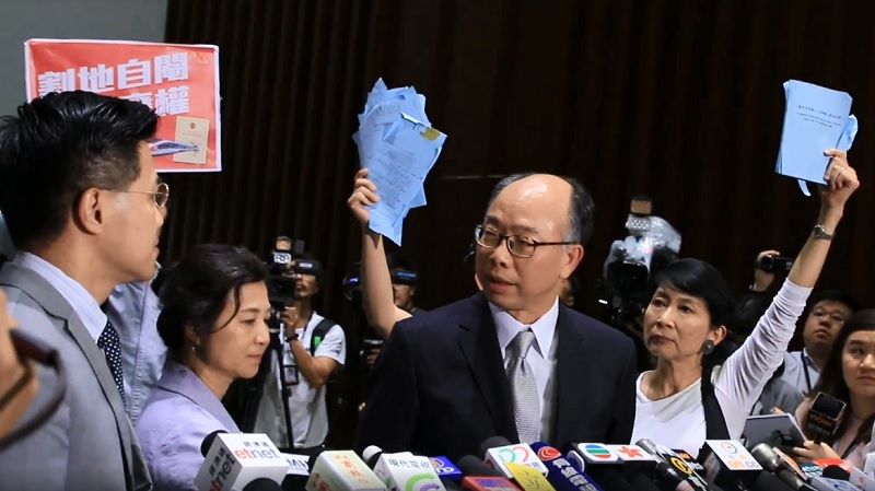 香港立法會強行通過備受爭議的《廣深港高鐵（一地兩檢）條例》草案，讓香港反對派人士不能接受。   圖：翻攝SocREC 社會記錄頻道臉書