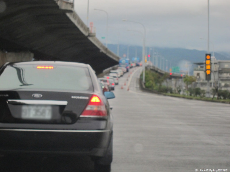 中秋連假車潮增加，國道5號宜蘭往返台北恐怕會出現車多壅擠的狀況。   圖：翻攝自Flickr／yiling開放權限
