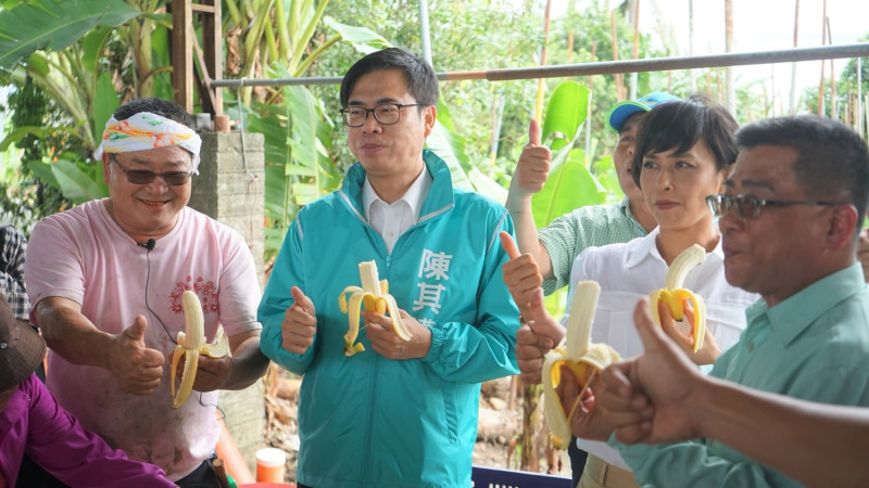 高雄市長參選人陳其邁今(16)日至旗山關心雨後蕉農的產銷狀況。   圖：陳其邁競選辦公室/提供