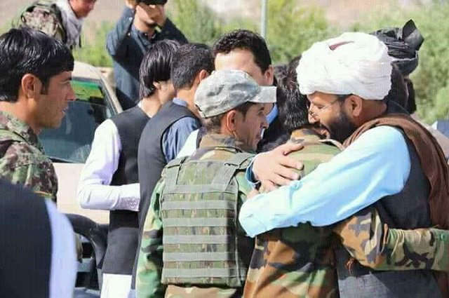 興高采烈的政府軍和塔利班分子相互擁抱，部分民眾手舞足蹈，圍觀民眾用智慧型手機拍照。   圖：翻攝自第一頻道電視台推特 （twitter.com/1TVNewsAF）