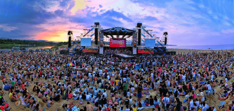 貢寮國際海洋音樂祭每年吸引上萬民眾熱情參與，嗨翻整個福隆海岸。   圖:新北市政府/提供
