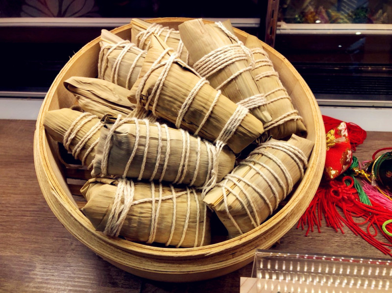 傳統粽子多以五花肉、鹹蛋黃、花生、香菇等食材做內餡，暗藏熱量危機。   圖：新竹市政府／提供