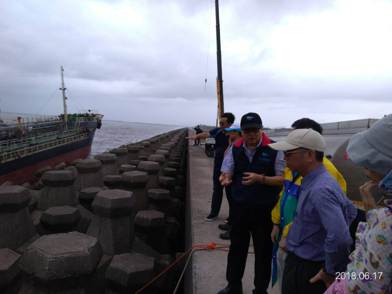 航港局局長謝謂君(左2)到現場視察船舶擱淺情形。   圖 : 航港局/提供