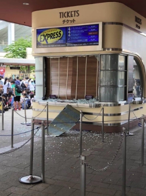 日本大阪地震，強震將櫃台玻璃震碎。   圖：翻攝推特