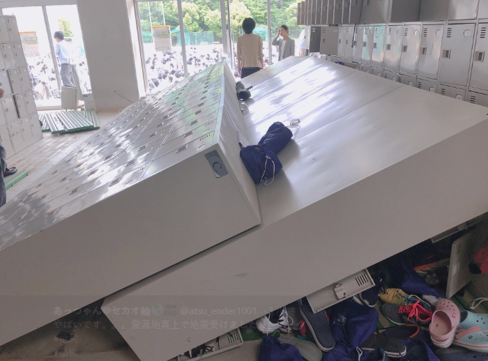 日本大阪地震，學校裡的置物櫃倒成一片。   圖：翻攝推特