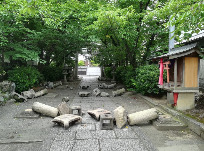 日本大阪今清晨發生強震，神社建築物遭震壞。   圖：翻攝推特