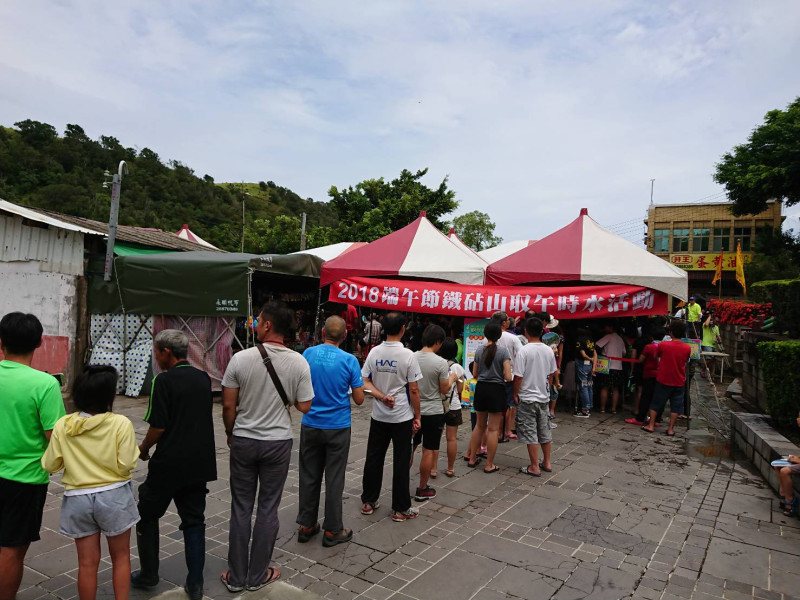 許多民眾排隊取午時水，祈求藉此消災解厄，   圖：台中市政府/提供