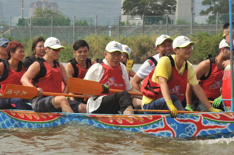 柯文哲本月初體驗划龍舟，看似相當開心，沒想到是幹在心裡口難開。   圖：台北市政府提供