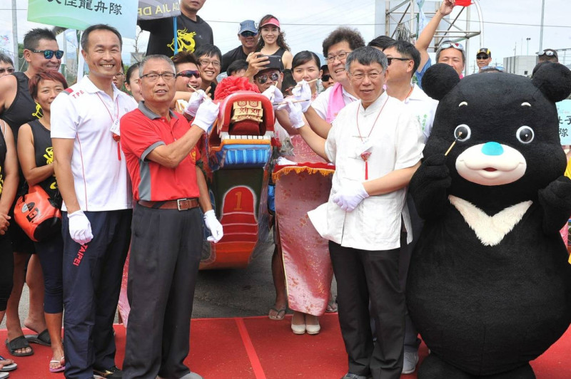 柯文哲本月初至洲美里屈原宮為龍舟舉行點睛儀式。   圖：台北市政府提供