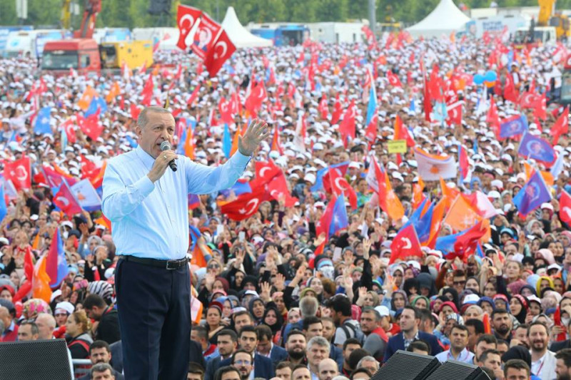 土耳其總統艾爾段尋求連任，17日在伊斯坦堡造勢活動上宣布，已抓到虐狗嫌犯。   圖：翻攝艾爾段臉書