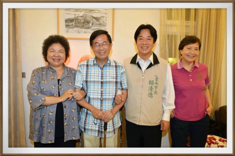 前總統陳水扁在新勇哥物語裡貼出他與陳菊、賴清德、葉菊蘭等人合照。   圖：新勇哥物語臉書