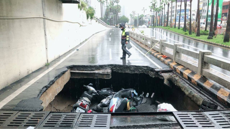 台南因連日大雨，導致機車地下道坍塌。   圖：翻攝爆料公社