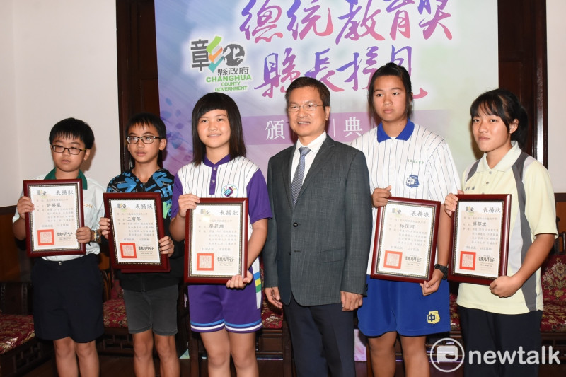 彰化縣長魏明谷頒贈獎牌及獎學金給五名總統教育獎的得獎學生。   圖：唐復年/攝