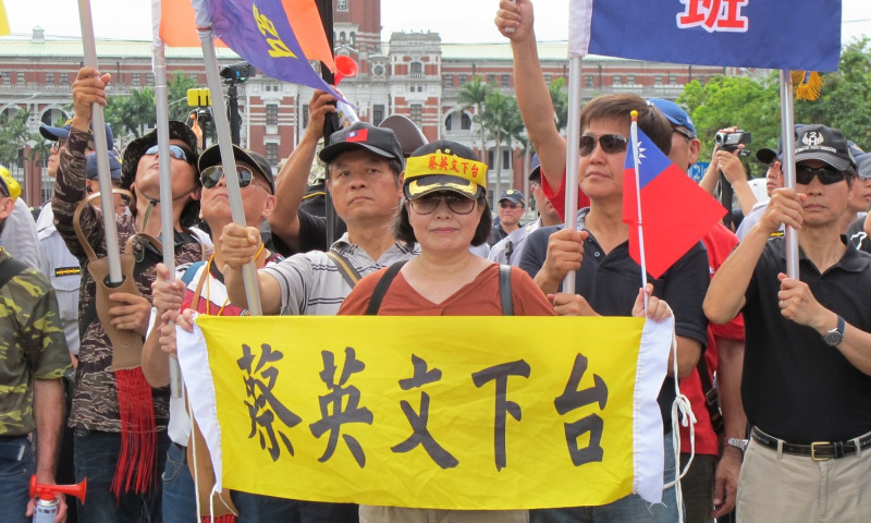 反年改的八百壯士19日集結凱道前抗議。   圖：林朝億/攝
