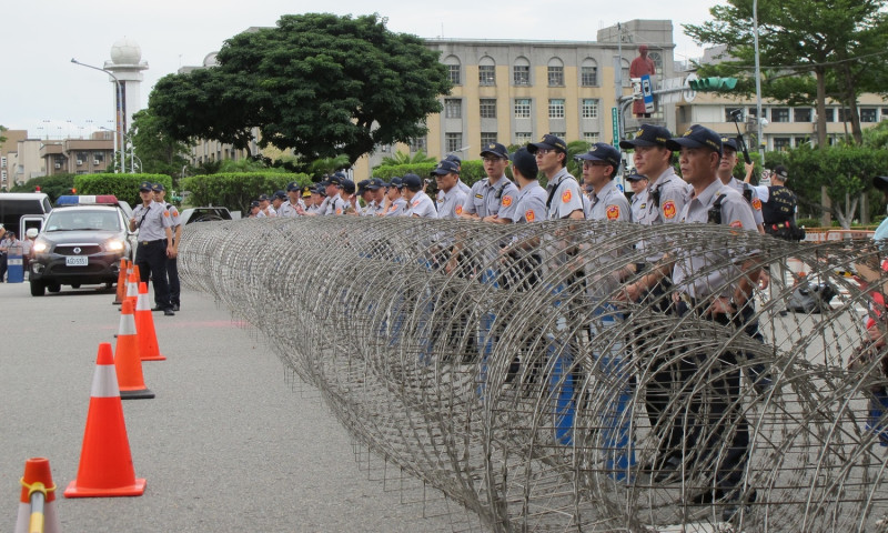 警方19日在凱道前拉起刀片蛇籠。   圖：林朝億/攝